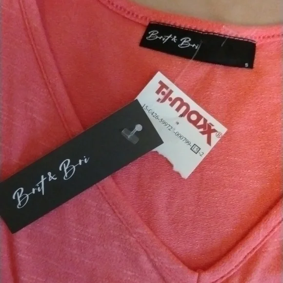 ❤️NWT BEAUTIFUL SLEEVELESS CORAL TOP❤️ - Picture 2 of 4